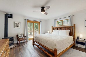 3 bedrooms, WiFi, bed sheets - Riverfront retreat with panoramic river and forest views (Rhododendron)