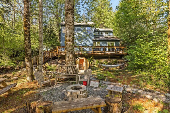 Terrace/patio - Riverfront retreat with panoramic river and forest views (Rhododendron)