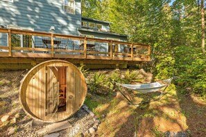 Outdoor dining - Riverfront retreat with panoramic river and forest views (Rhododendron)