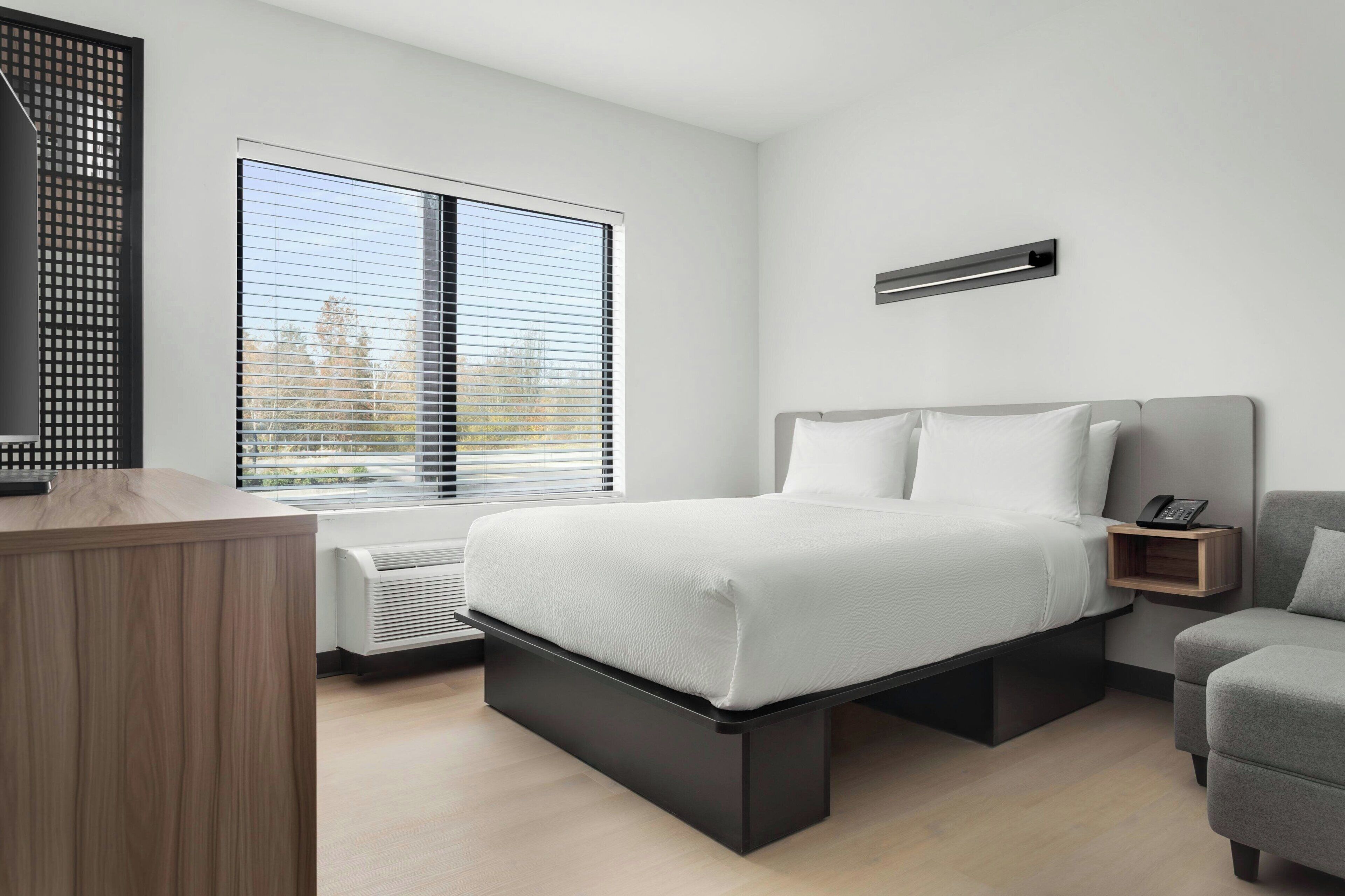 Studio, 1 grand lit, vue ville | Couette en duvet d'oie, bureau