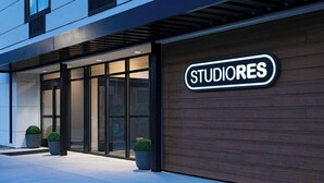 Una entrada de edificio con un letrero que dice 'STUDIORES'.