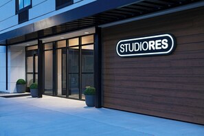 A building entrance with a sign reading 'STUDIORES'.