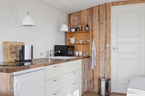 Fridge, microwave, oven, coffee/tea maker - Little gem with a view of the water (Bogense)