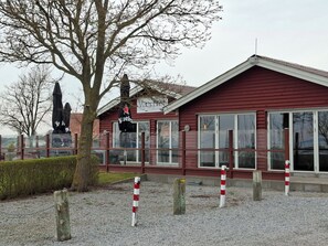 Ein Gebäude mit roter Fassade, großen Fenstern und einem Schild mit der Aufschrift 'Vaarinen'.