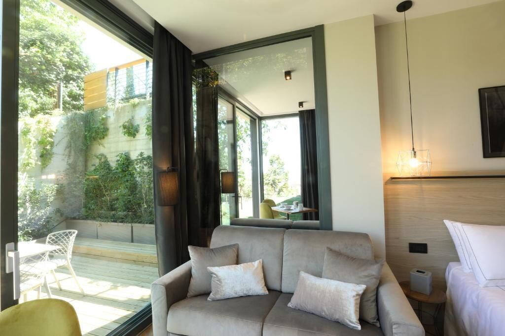 Een modern interieur met een bank, een bed en een eethoek.