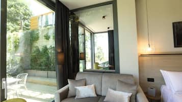 Een modern interieur met een bank, een bed en een eethoek.