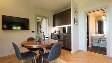 Deluxe-Apartment, Balkon, Stadtblick | Speisen