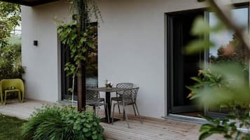 Appartamento Superior, vista giardino | Ristorazione all'aperto