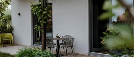 Superior Apartment, Garden View | Outdoor dining