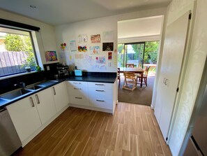 Private kitchen - 3BR Family Cottage in Sunny Heathcote close to Beach, CBD and Hiking Trails (Christchurch)