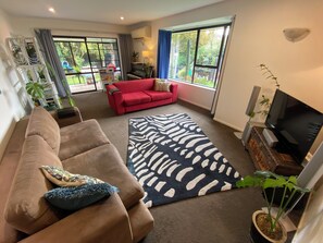 Living area - 3BR Family Cottage in Sunny Heathcote close to Beach, CBD and Hiking Trails (Christchurch)