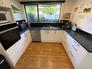 Private kitchen - 3BR Family Cottage in Sunny Heathcote close to Beach, CBD and Hiking Trails (Christchurch)