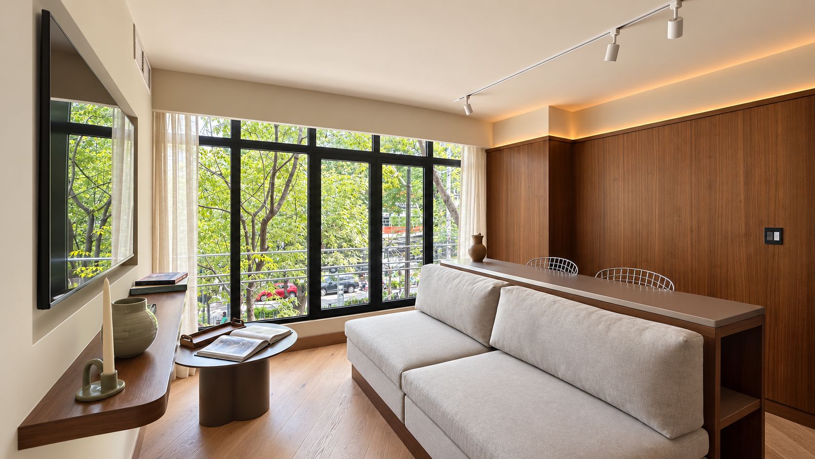 Una sala de estar moderna con un sofá, una mesa de centro y un televisor montado en la pared.