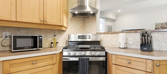 Main Floor 2BR Retreat, 2 Parking, 1 Bath & Wi-Fi