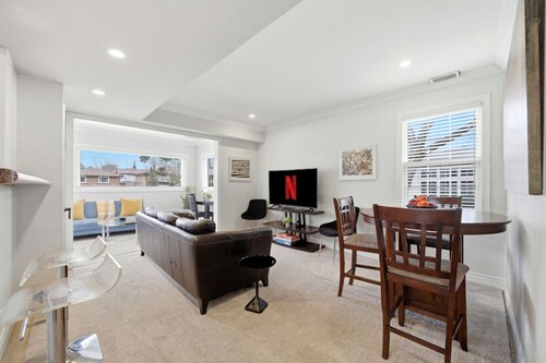 Main Floor 2BR Retreat, 2 Parking, 1 Bath & Wi-Fi