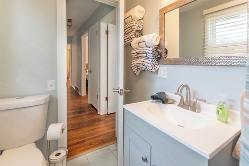 Spacious 4-bedroom house in Meadville, walking distance to Allegheny College