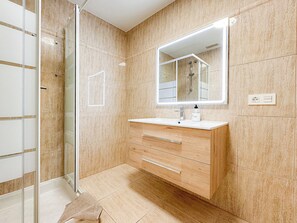 Dusche, Haartrockner, Handtücher, Seife