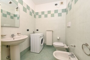 Shower, hair dryer, bidet, towels - MGH- Garda Hills Family Stay (Polpenazze del Garda)