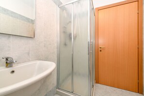 Shower, hair dryer, bidet, towels - MGH- Garda Hills Family Stay (Polpenazze del Garda)