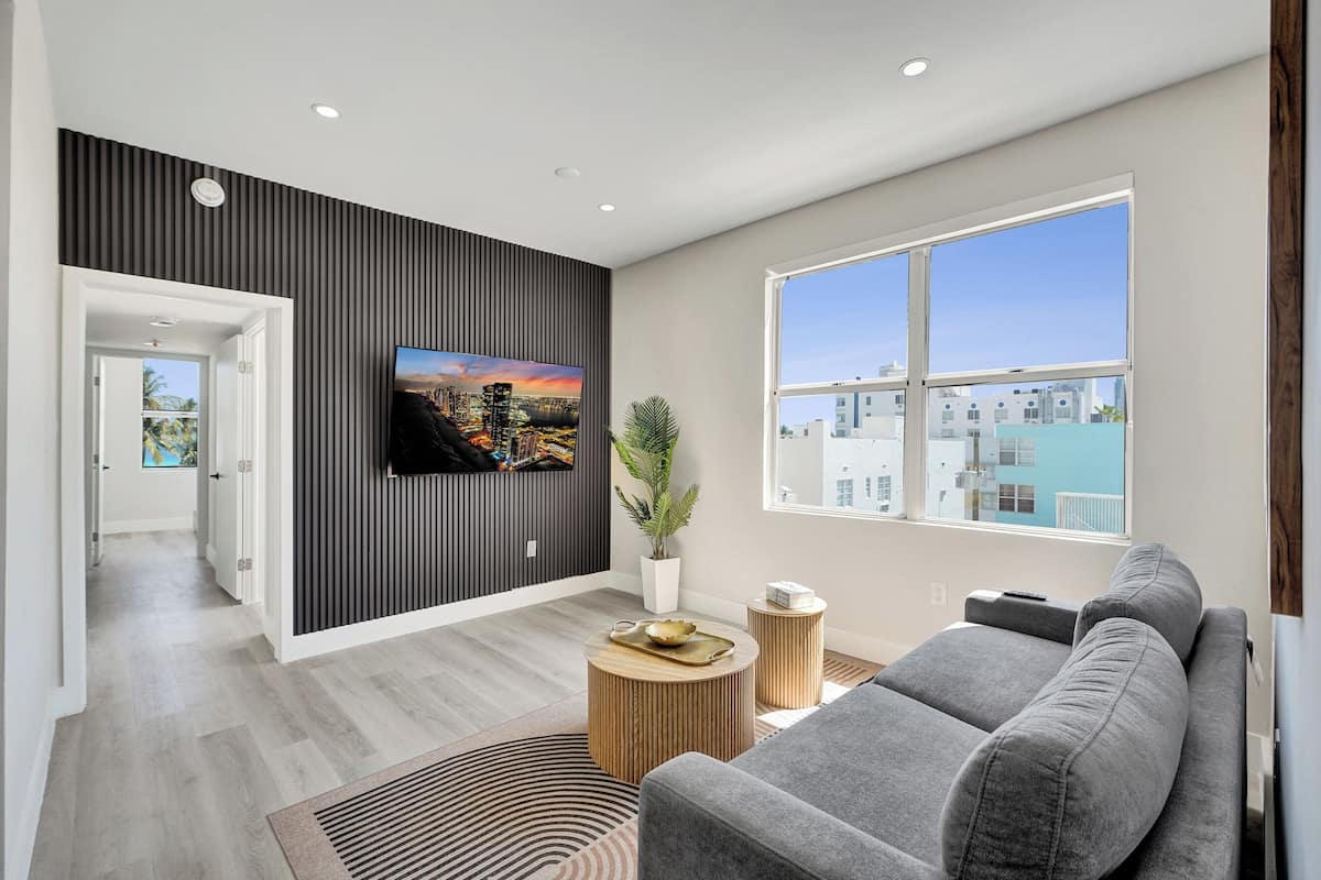 Family Friendly 4BDR/2BA Apartment 405 | Living area | 45-inch Smart TV with cable channels