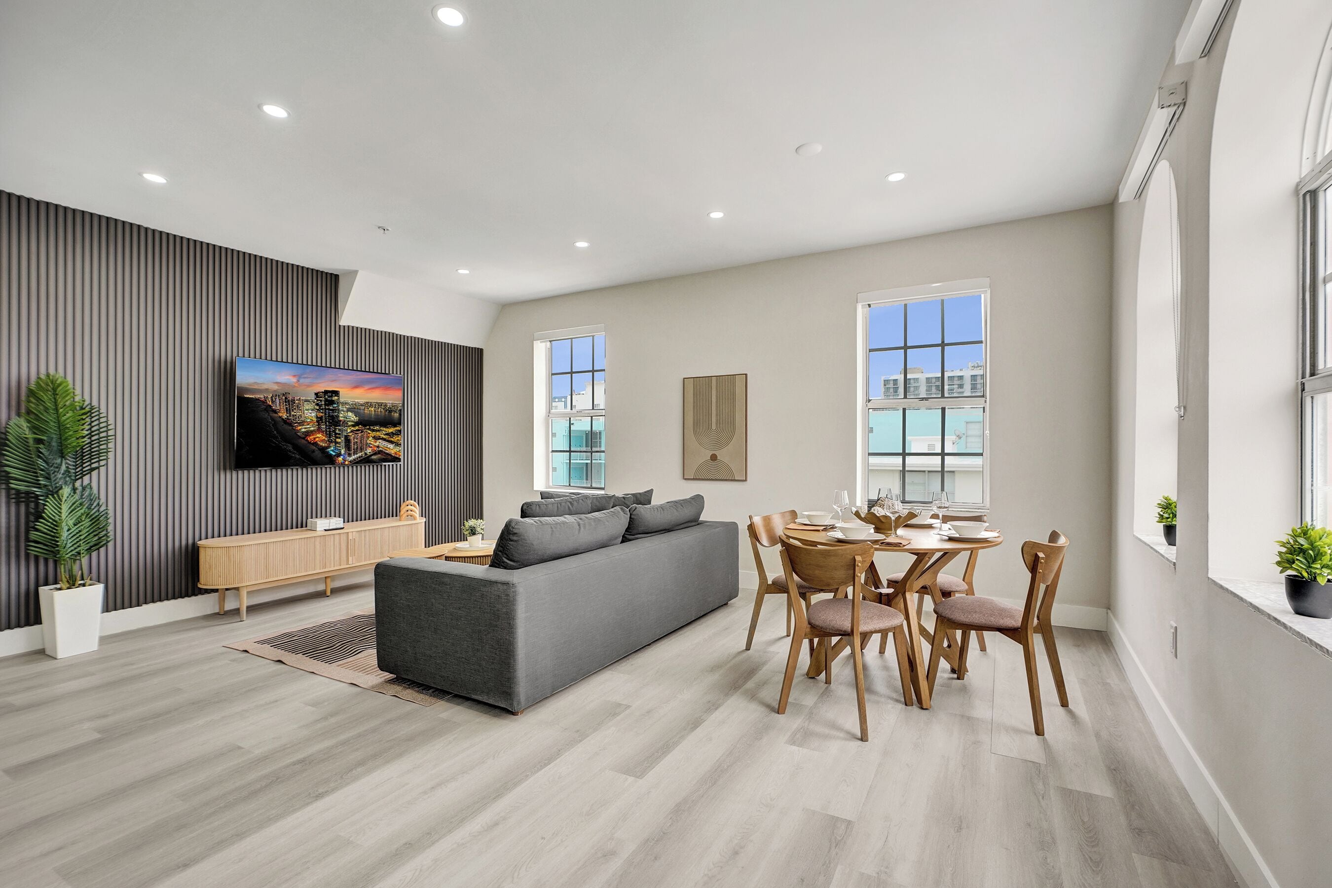 Elevated 2BDR/2BA Apartment 401 | Opholdsområde | 45-tommers smart-tv med kabelkanaler