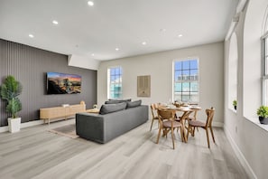 Elevated 2BDR/2BA Apartment 401 | Aire de séjour | Téléviseur connecté de 45 po avec télévision par câble