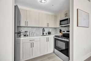 Full-sized fridge, microwave, oven, stovetop