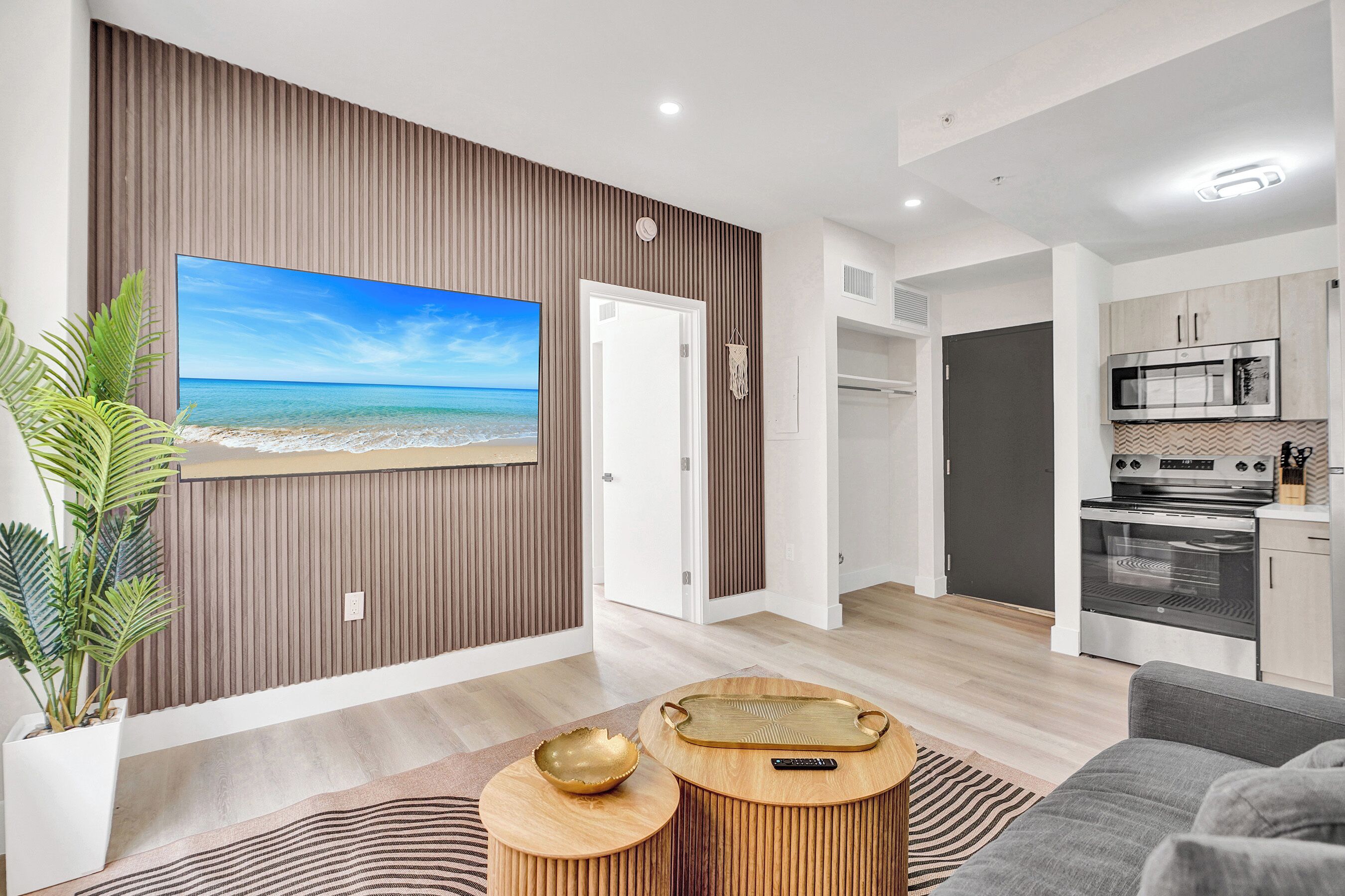 Modern 1BDR/1BA Apartment 310 | Area soggiorno | Smart TV 45 pollici con canali via cavo