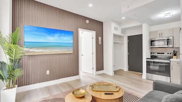 Modern 1BDR/1BA Apartment 310 | Area soggiorno | Smart TV 45 pollici con canali via cavo