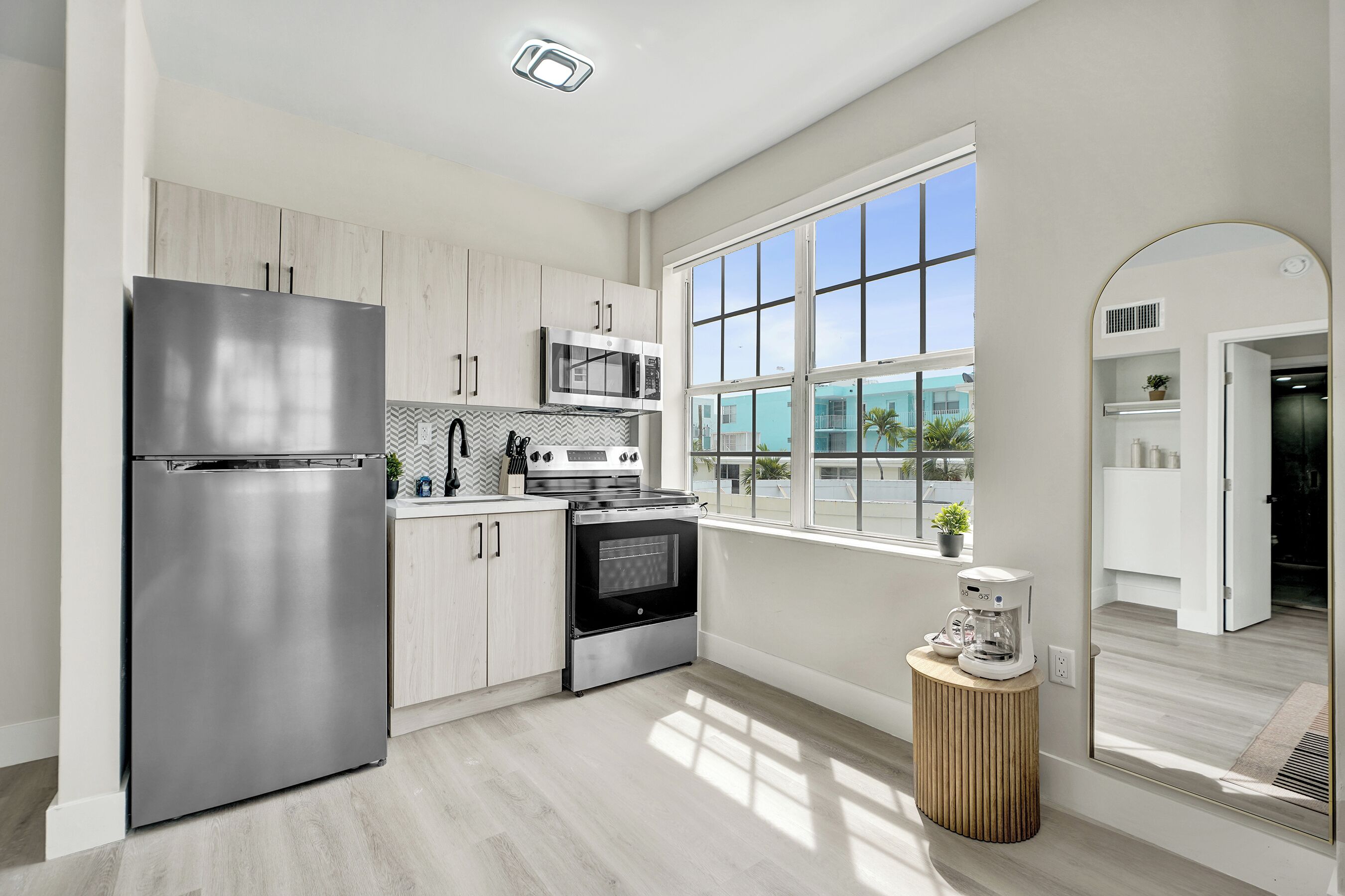 Full-sized fridge, microwave, oven, stovetop