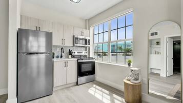 Full-sized fridge, microwave, oven, stovetop