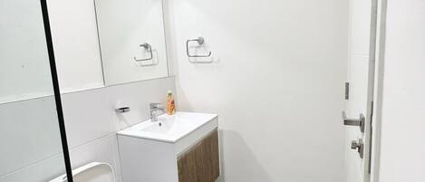 Haartrockner, Handtücher, Seife, Toilettenpapier