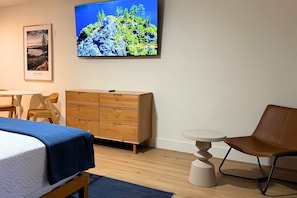 1 bedroom, desk, free WiFi, bed sheets - Newly renovated King Bed Room in South Lake Tahoe with best location and AC. (South Lake Tahoe)
