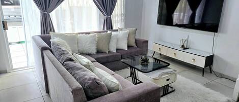 อพาร์ทเมนท์, 3 ห้องนอน, ระเบียง | ห้องนั่งเล่น