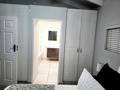 Luxury Apartment in Waikiki E5 Close to the Beach