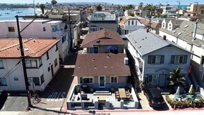 A residential area with houses, a street, and a view of the ocean. - 3bed 2bath beach cottage Steps to the Sand in MB (San Diego)
