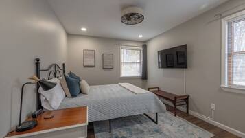 3 slaapkamers, een bureau, een strijkplank/strijkijzer, reisbedje