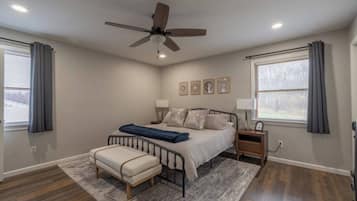 3 Schlafzimmer, Schreibtisch, Bügeleisen/Bügelbrett, Reisekinderbett