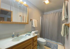 Bathroom - Spacious A-Frame Family Beach Getaway - Sleeps 8 (Ocean Pines)