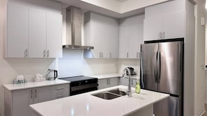 Fridge, microwave, oven, stovetop - ⚽ FIFA World Cup Luxury Home | Sleeps 16 | Free Parking (Richmond Hill)