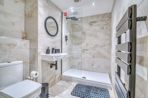 Hair dryer, towels, toilet paper - Charming Home Away From Home With Free Parking (Salford)