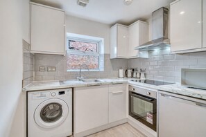 Private kitchen - Charming Home Away From Home With Free Parking (Salford)