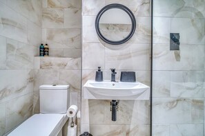Hair dryer, towels, toilet paper - Charming Home Away From Home With Free Parking (Salford)