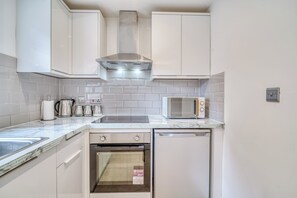 Private kitchen - Charming Home Away From Home With Free Parking (Salford)