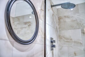 Hair dryer, towels, toilet paper - Charming Home Away From Home With Free Parking (Salford)