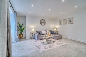 Living area - Charming Home Away From Home With Free Parking (Salford)