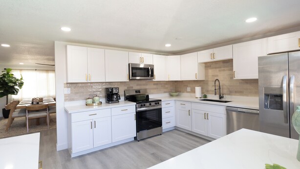 Coffee/tea maker, fridge, microwave, oven - Great 4BR Pool Home – Perfect for Families & Group Getaways (Phoenix)