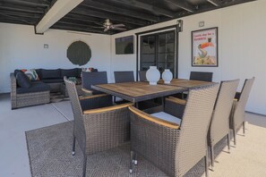 Outdoor dining - Great 4BR Pool Home – Perfect for Families & Group Getaways (Phoenix)