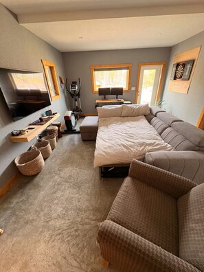 4 bedrooms, WiFi, bed sheets - Mountain View | Hot Tub | Golf Ski | Ping-Pong | Fire-pit | Dogs | Yard | Garden (Kimberley)
