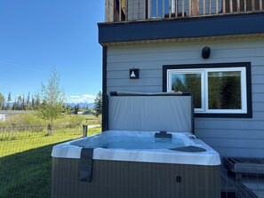Outdoor spa tub - Mountain View | Hot Tub | Golf Ski | Ping-Pong | Fire-pit | Dogs | Yard | Garden (Kimberley)